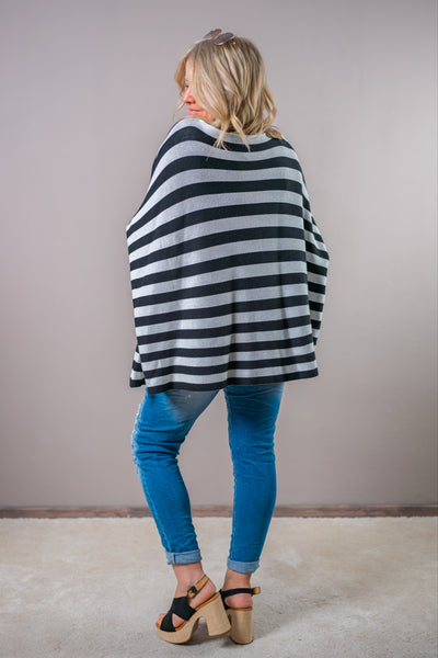 Gestreifter Strickpullover mit Stulpenärmeln, schwarz/weiß