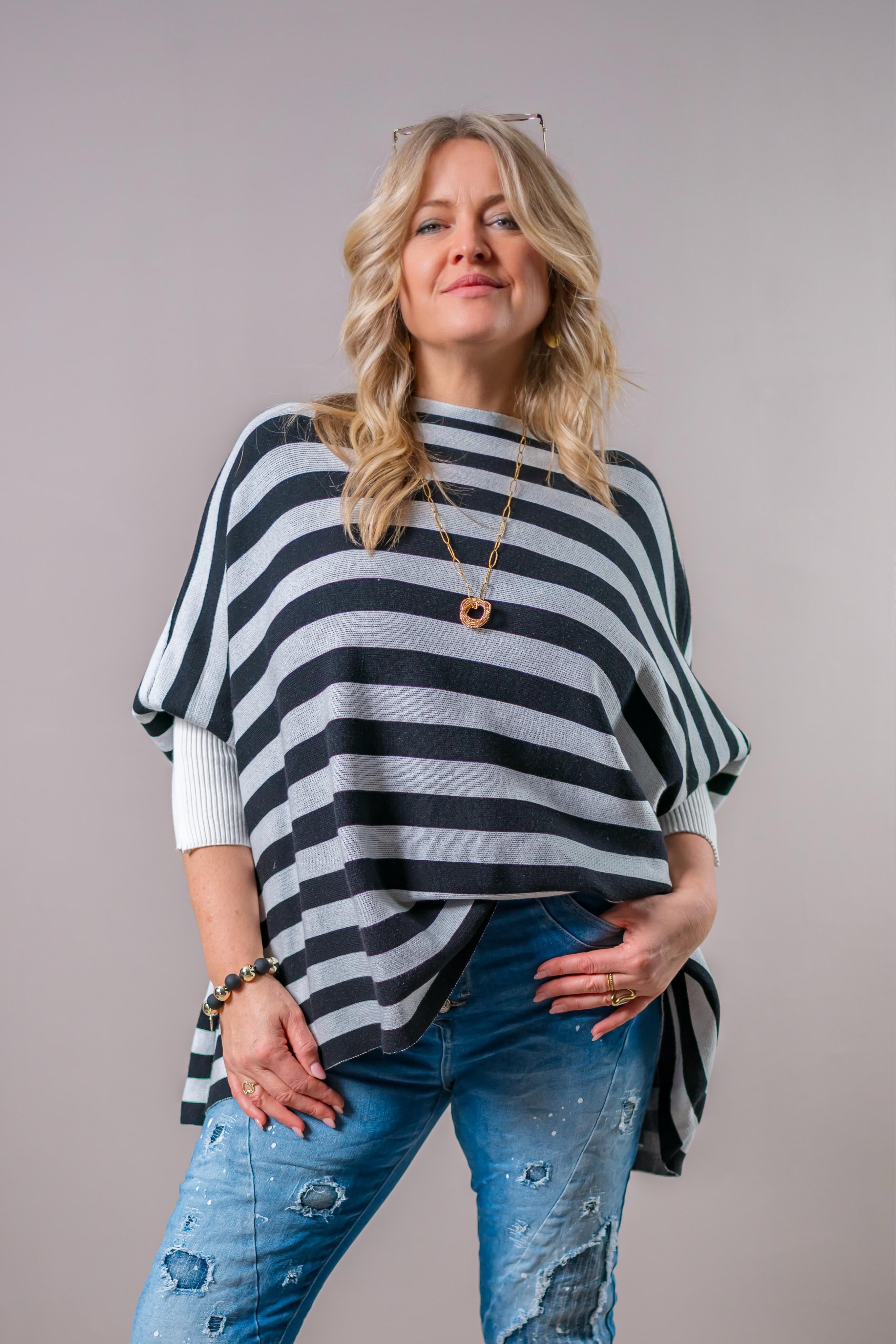 Gestreifter Strickpullover mit Stulpenärmeln, schwarz/weiß