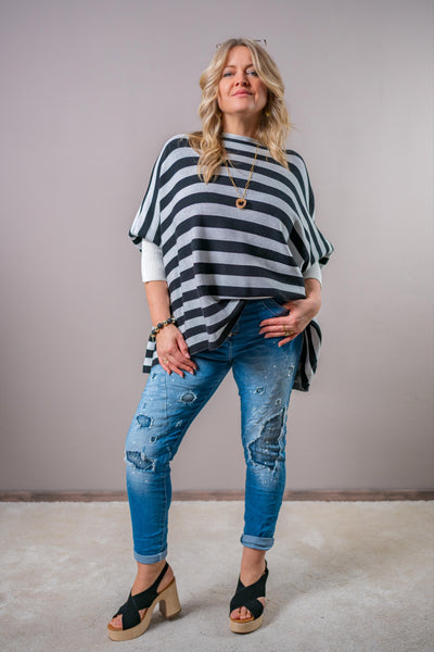 Gestreifter Strickpullover mit Stulpenärmeln, schwarz/weiß