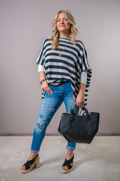 Gestreifter Strickpullover mit Stulpenärmeln, schwarz/weiß