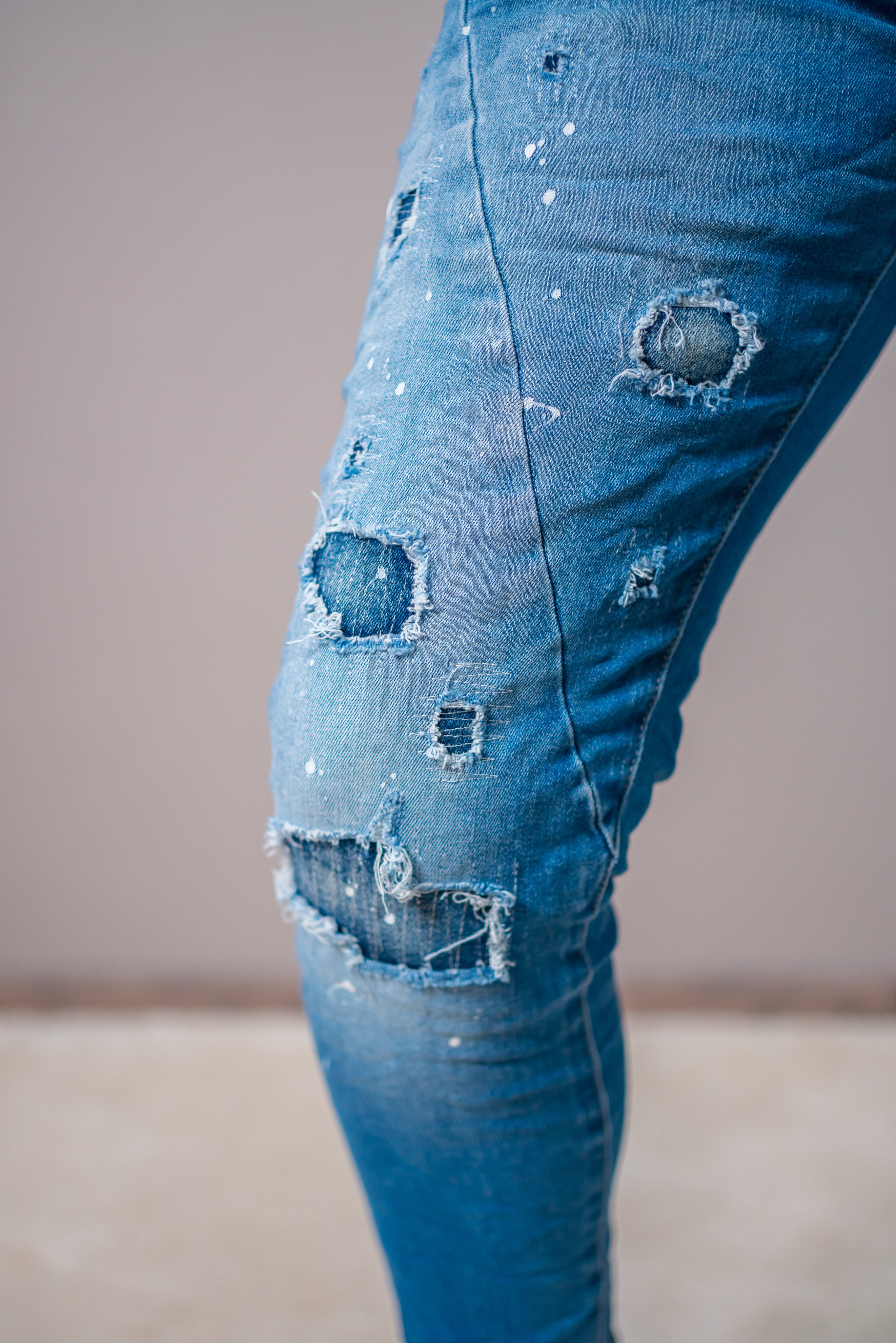 Jeans im Destroyed-Style und Farbe, blau