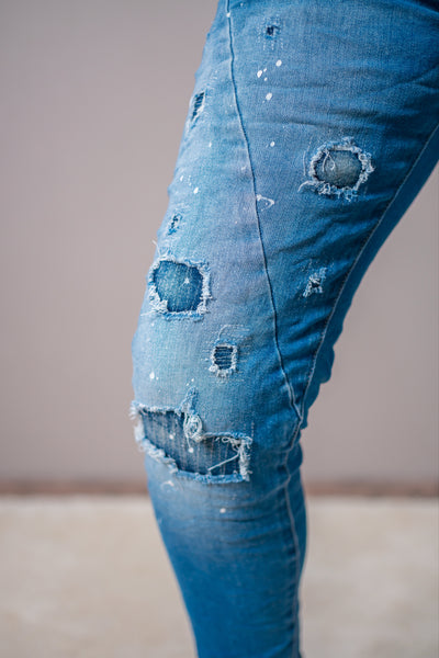 Jeans im Destroyed-Style und Farbe, blau