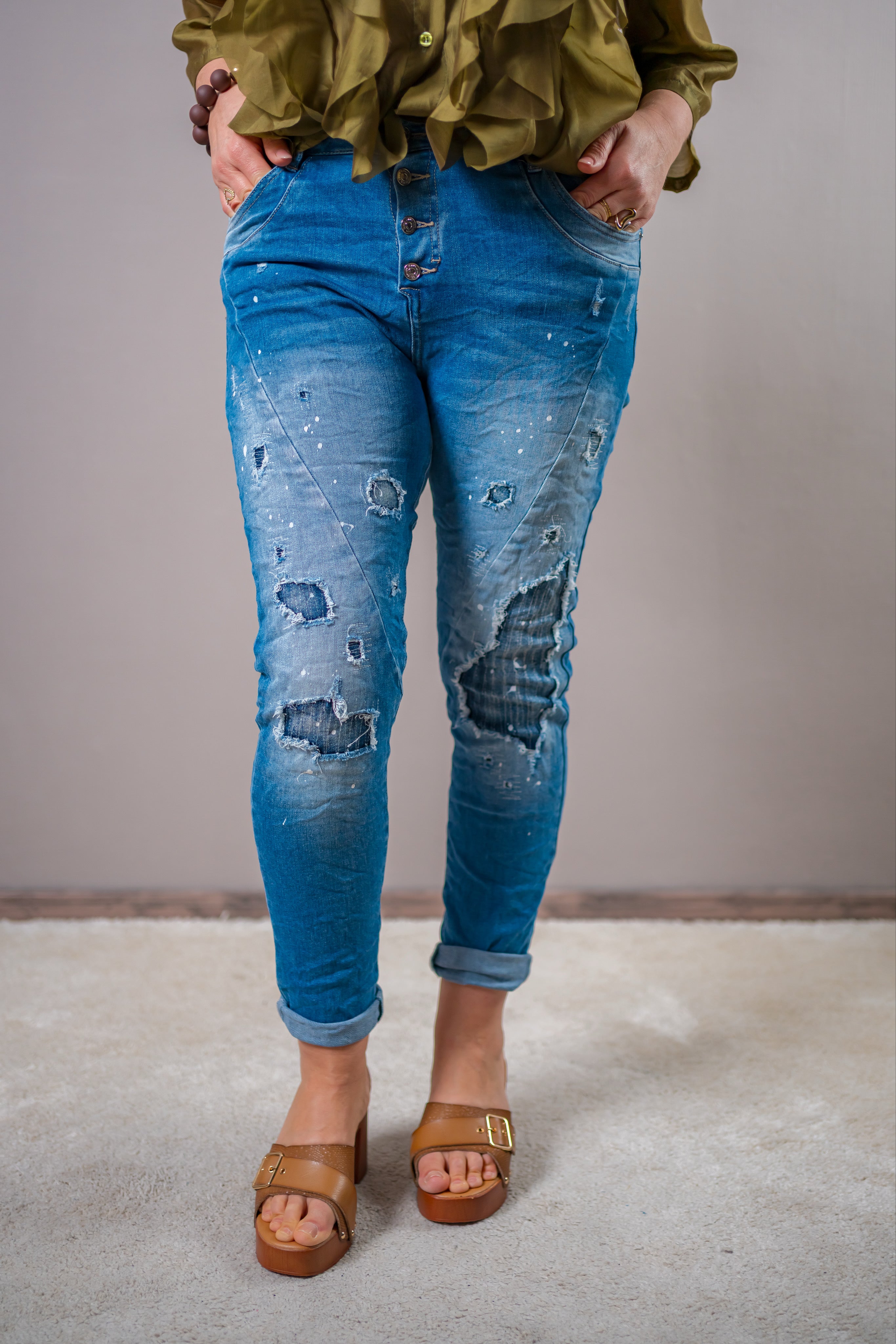 Jeans im Destroyed-Style und Farbe, blau