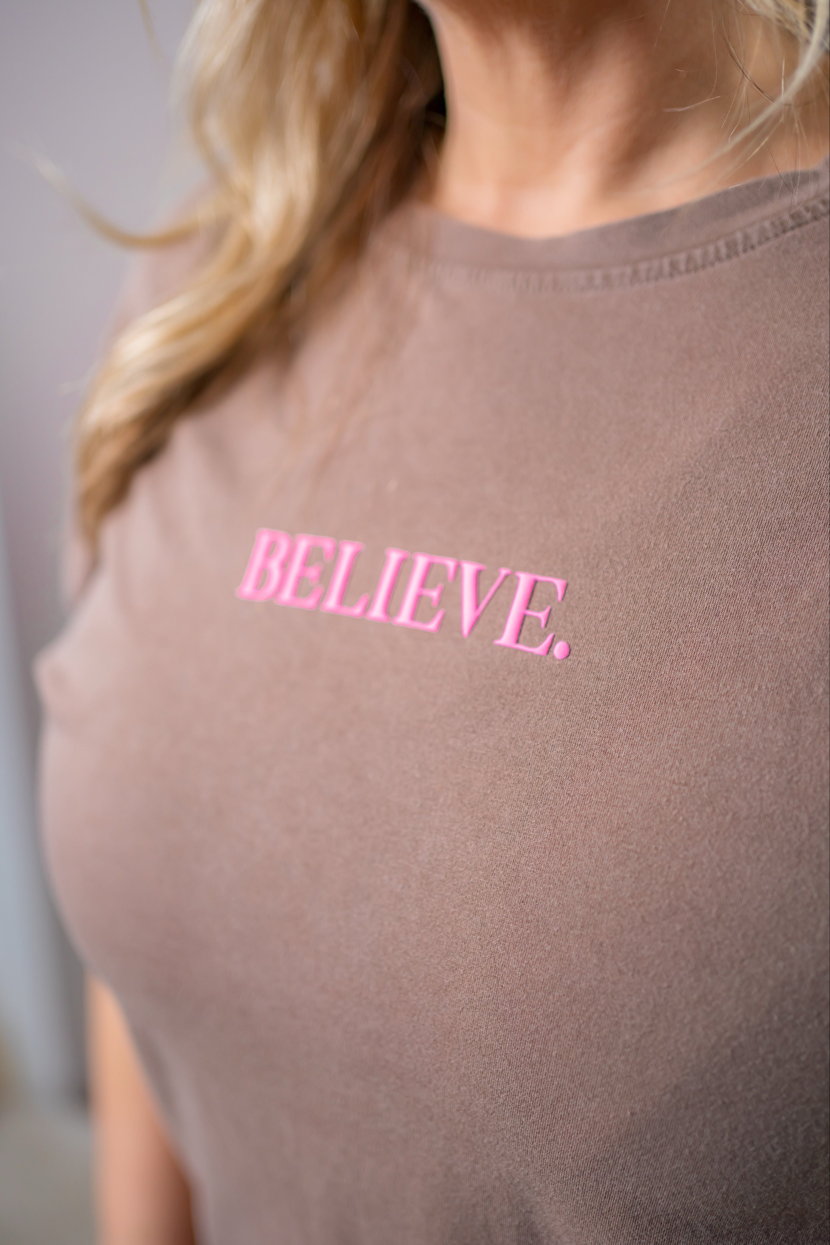 T-Shirt mit Print "BELIEVE", braun/pink