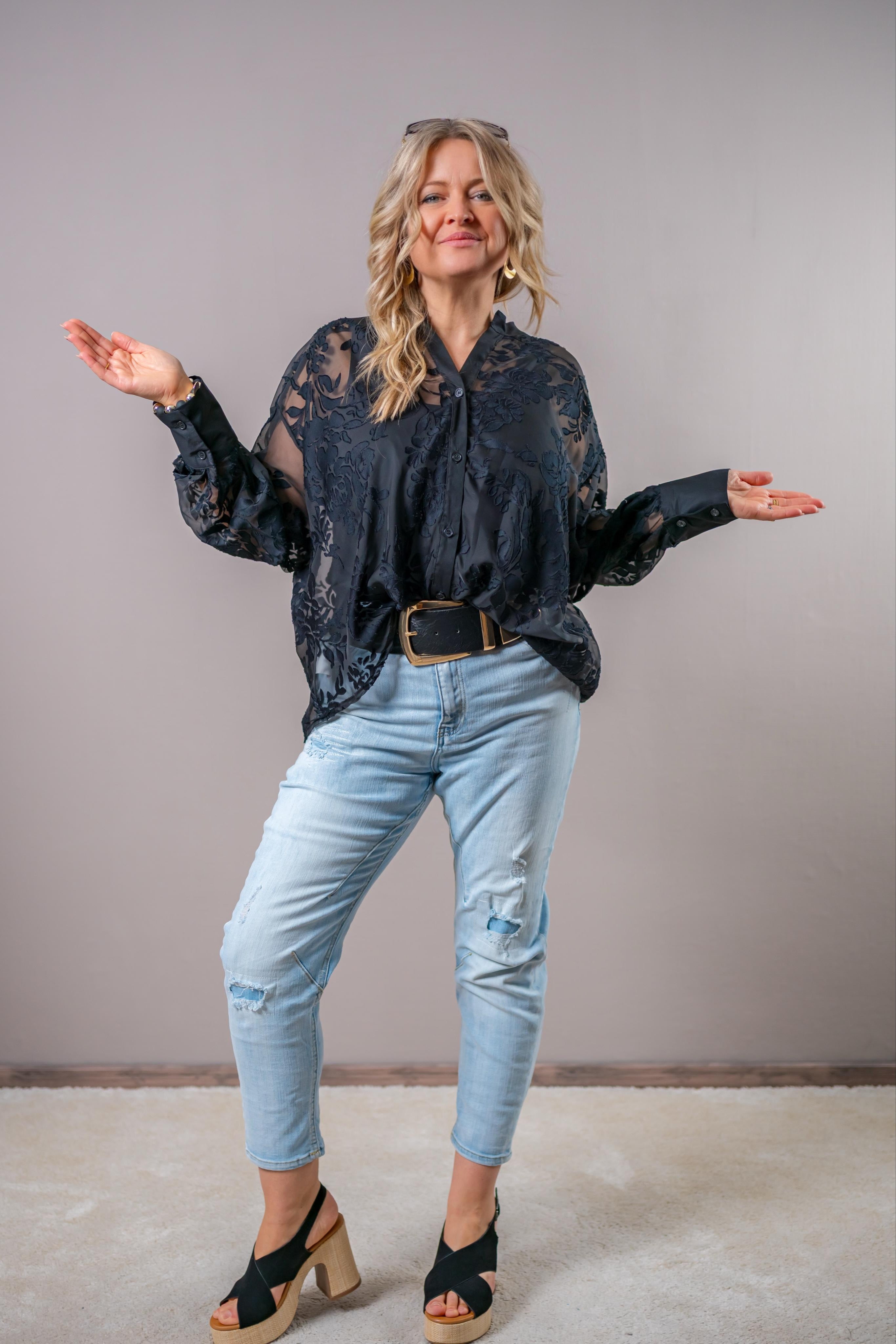 Transparente Knotenbluse mit floralem Samtmuster, schwarz