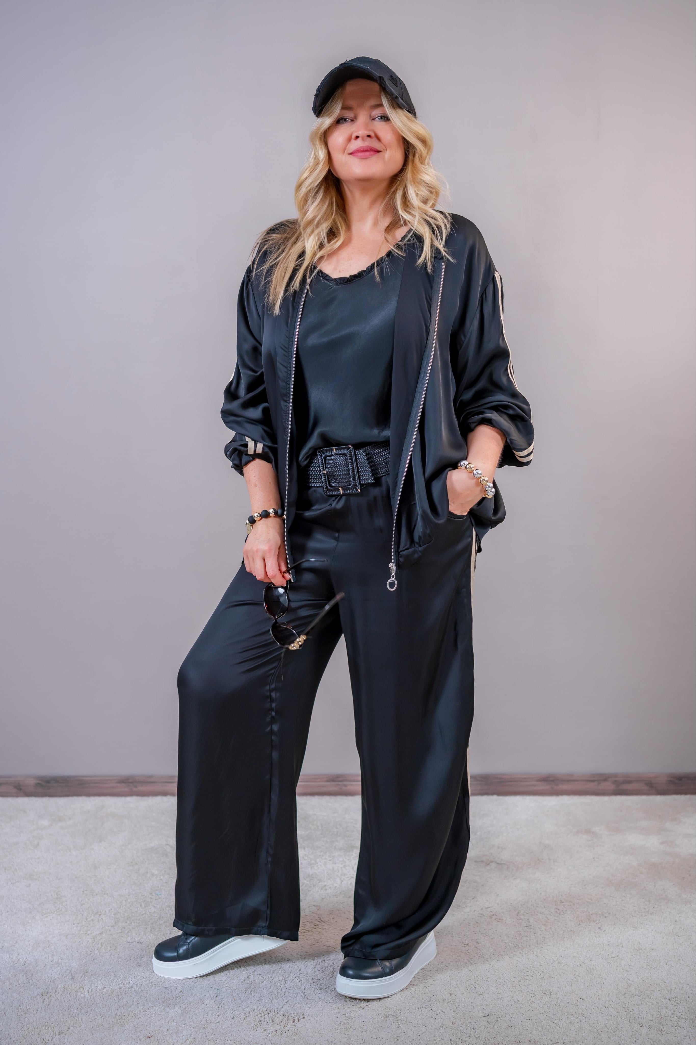 Sportliche Satin-Jacke mit Kontraststreifen, schwarz/gold