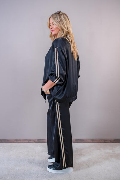 Sportliche Satin-Hose mit Kontraststreifen, schwarz/gold