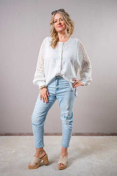 Stylische Bluse mit Häkelanteilen, weiß