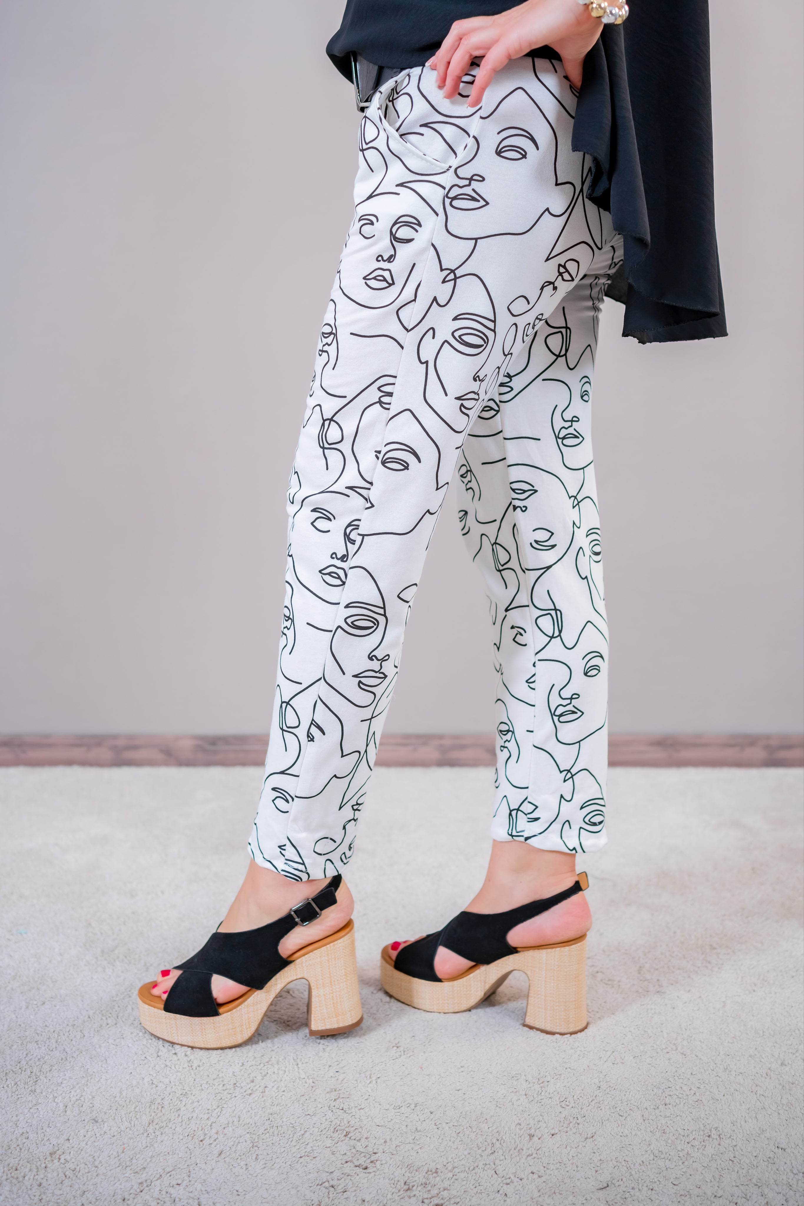 Jogger-Hose mit abstraktem Design, cremeweiß/schwarz