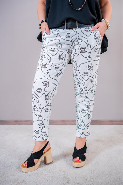 Jogger-Hose mit abstraktem Design, cremeweiß/schwarz
