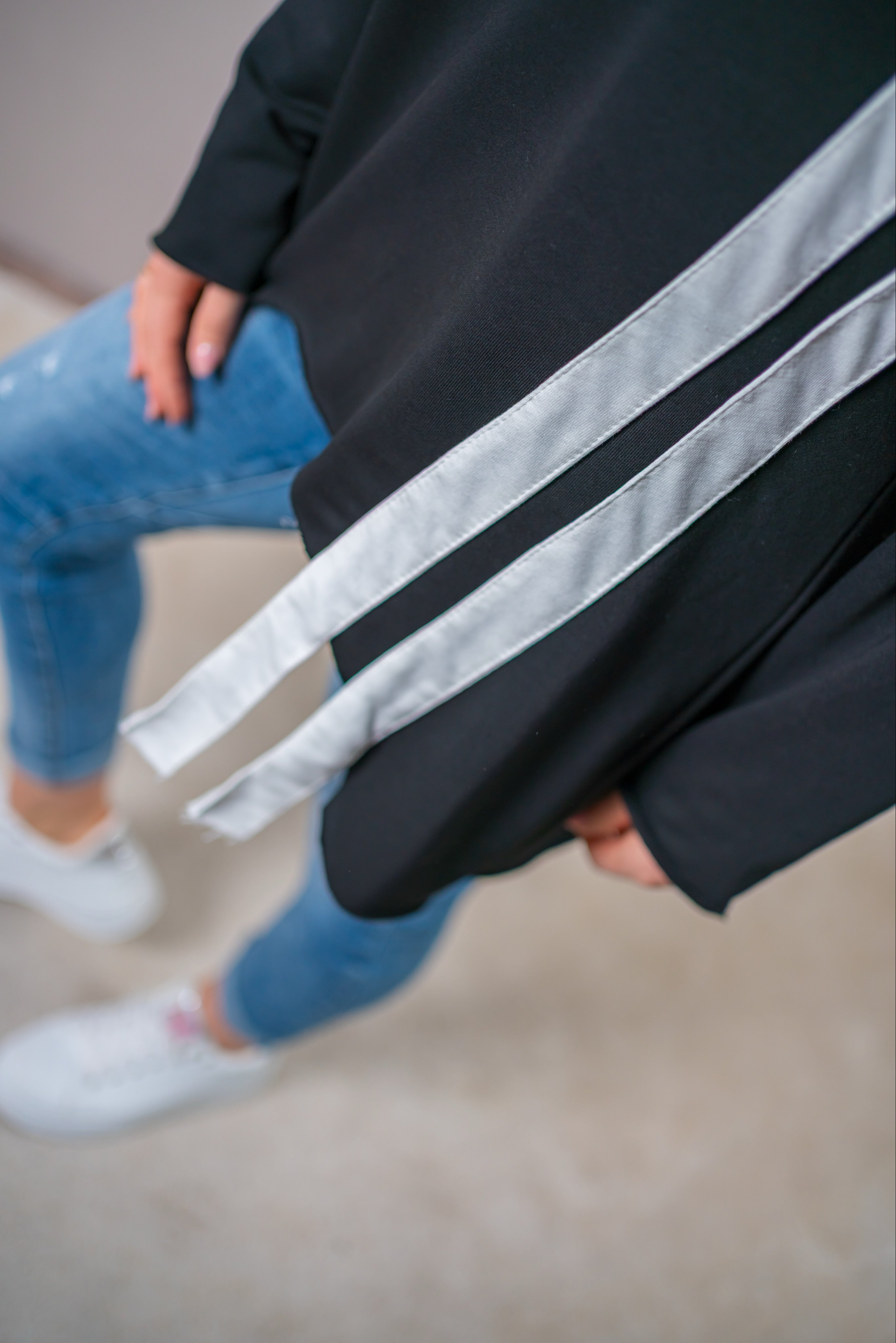 Sweatshirt mit diagonalem Kontraststreifen, schwarz