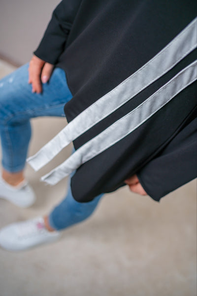 Sweatshirt mit diagonalem Kontraststreifen, schwarz