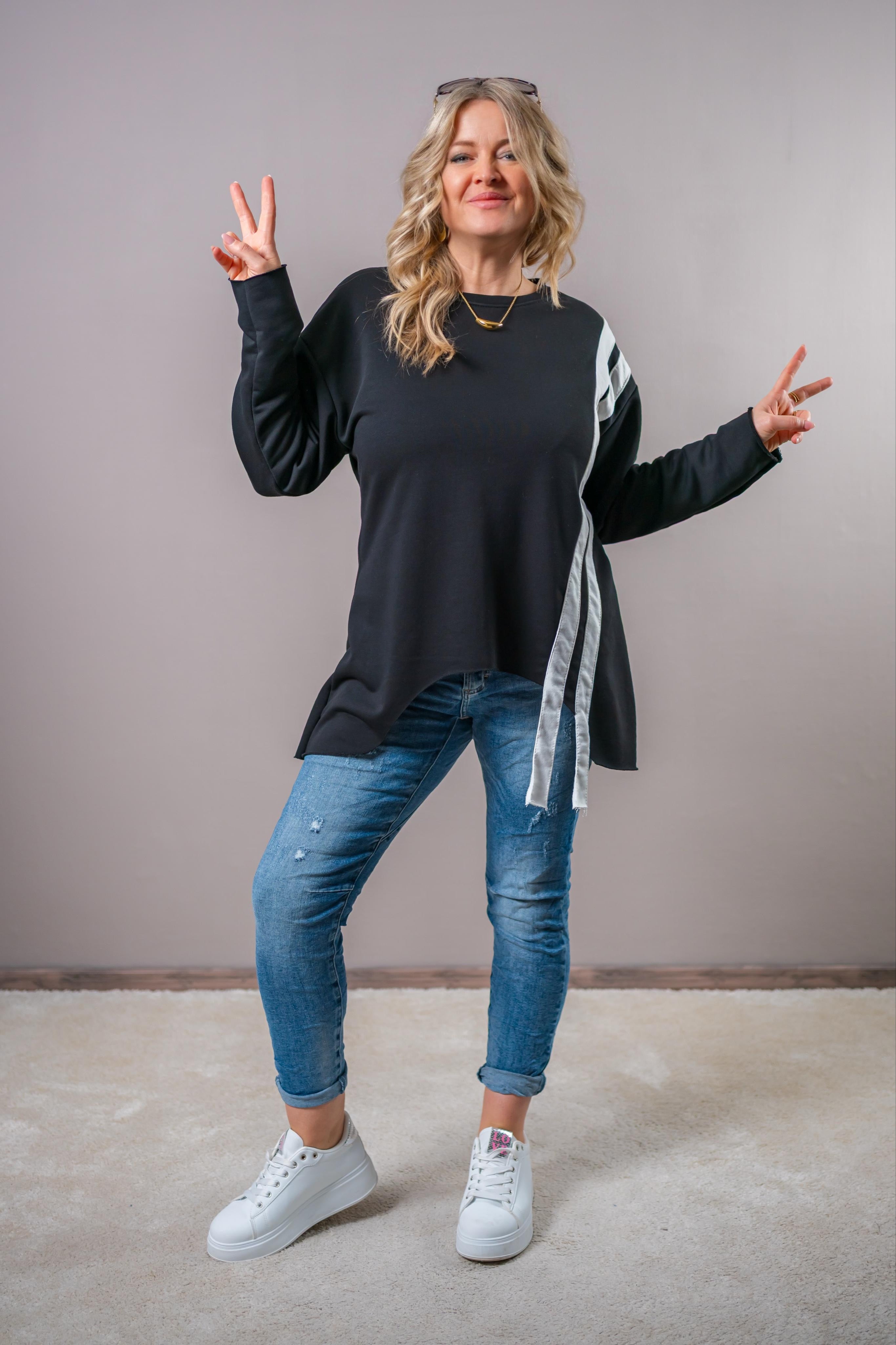 Sweatshirt mit diagonalem Kontraststreifen, schwarz