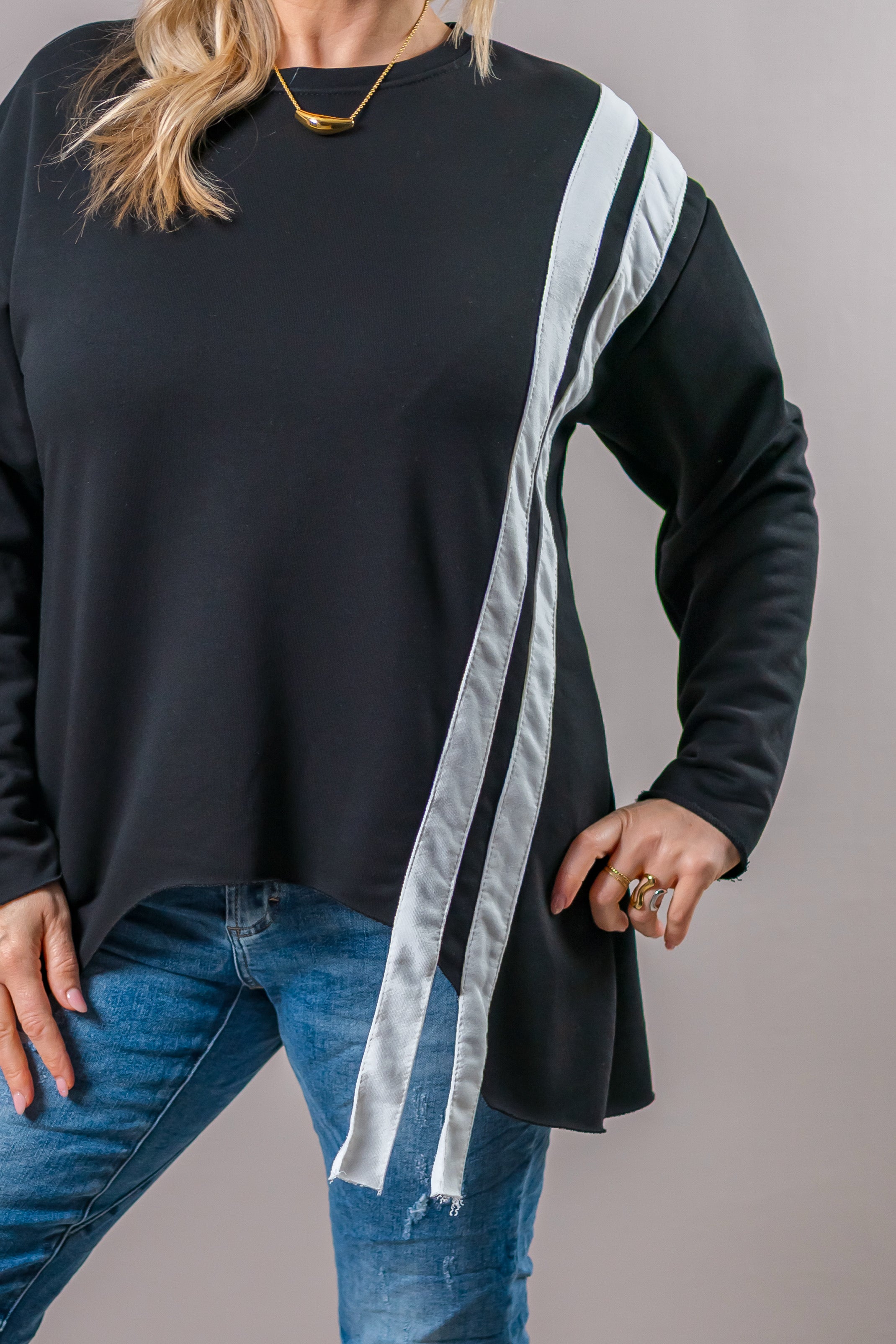 Sweatshirt mit diagonalem Kontraststreifen, schwarz