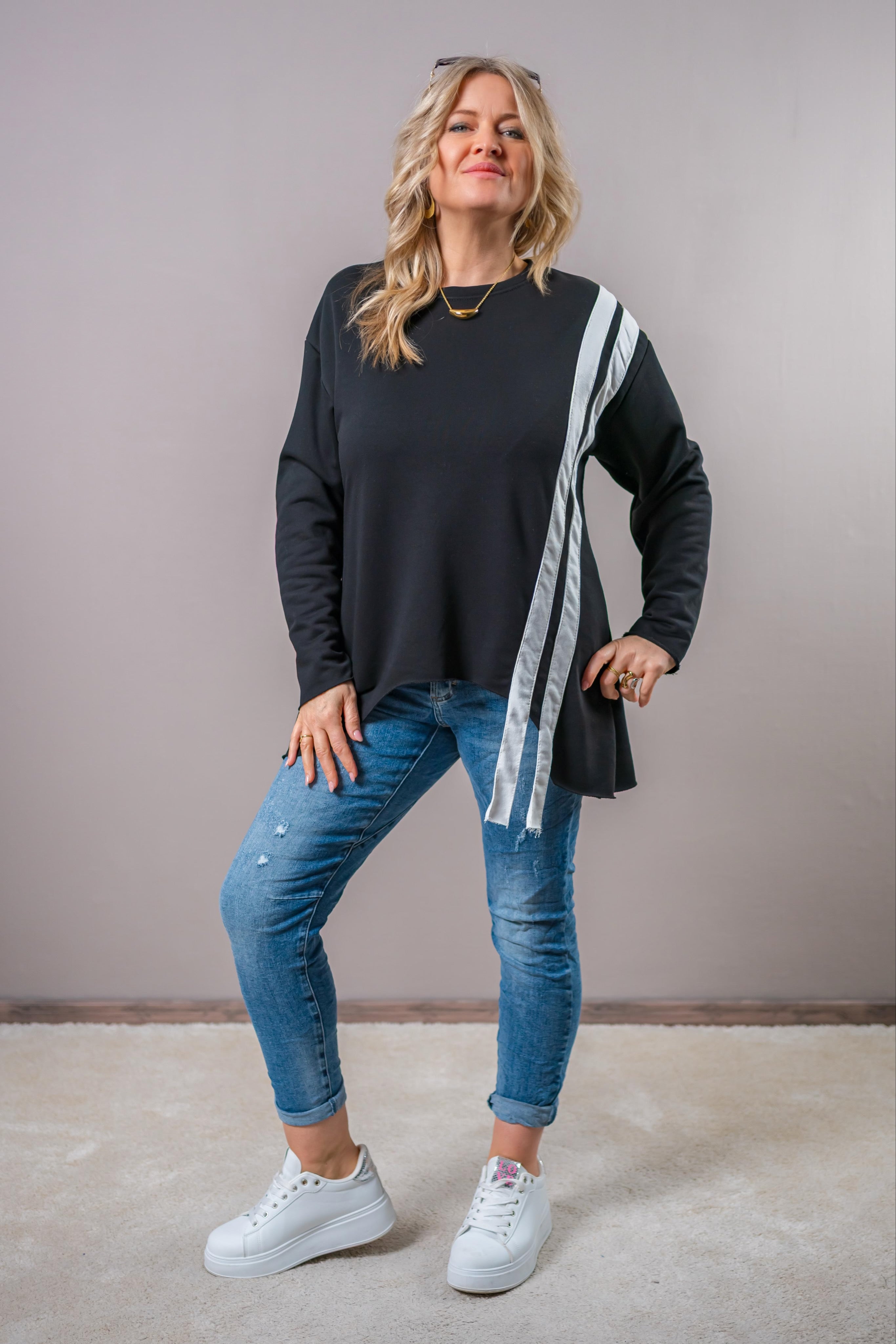 Sweatshirt mit diagonalem Kontraststreifen, schwarz