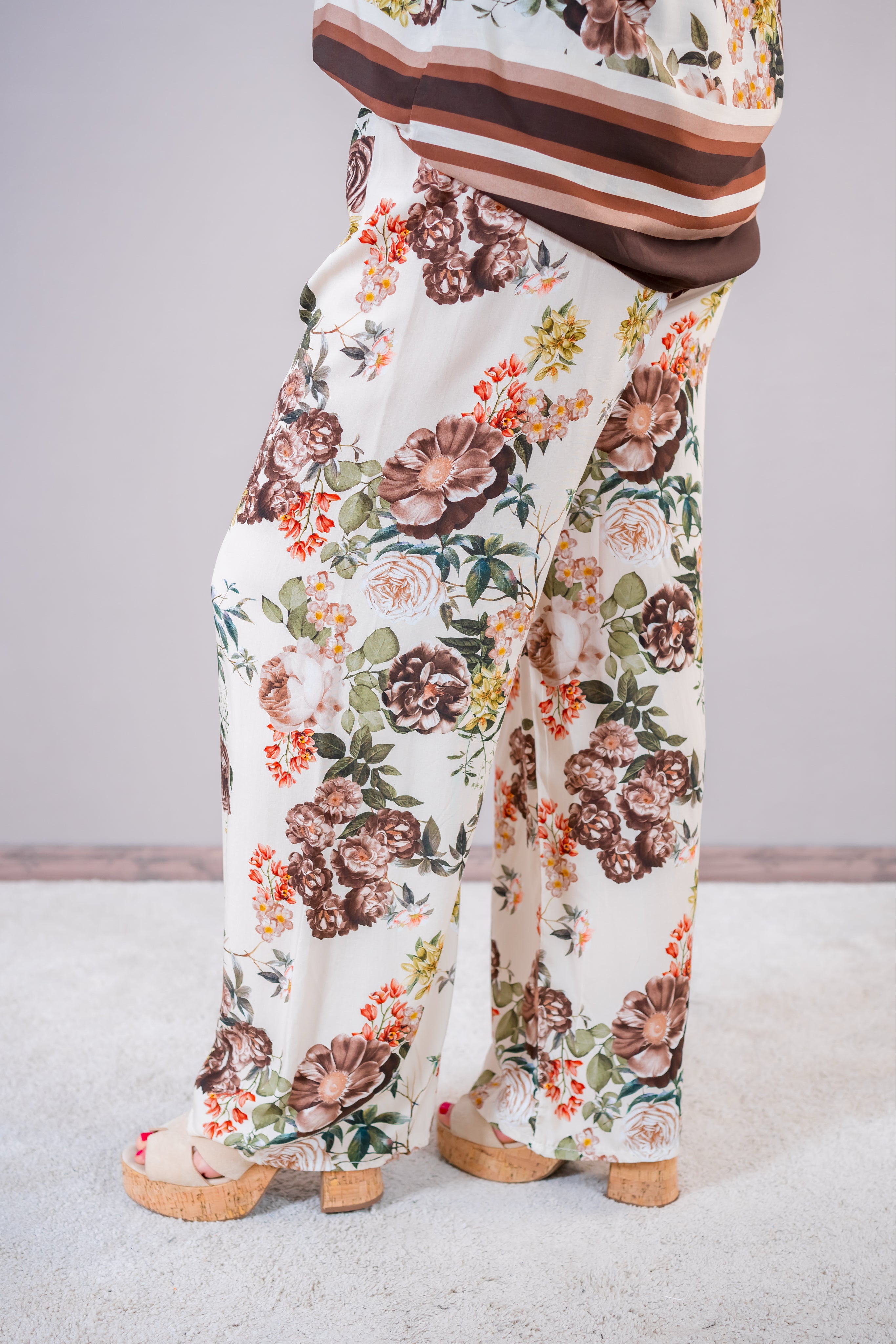 Weite Hose mit Allover-Blumendesign, mehrfarbig
