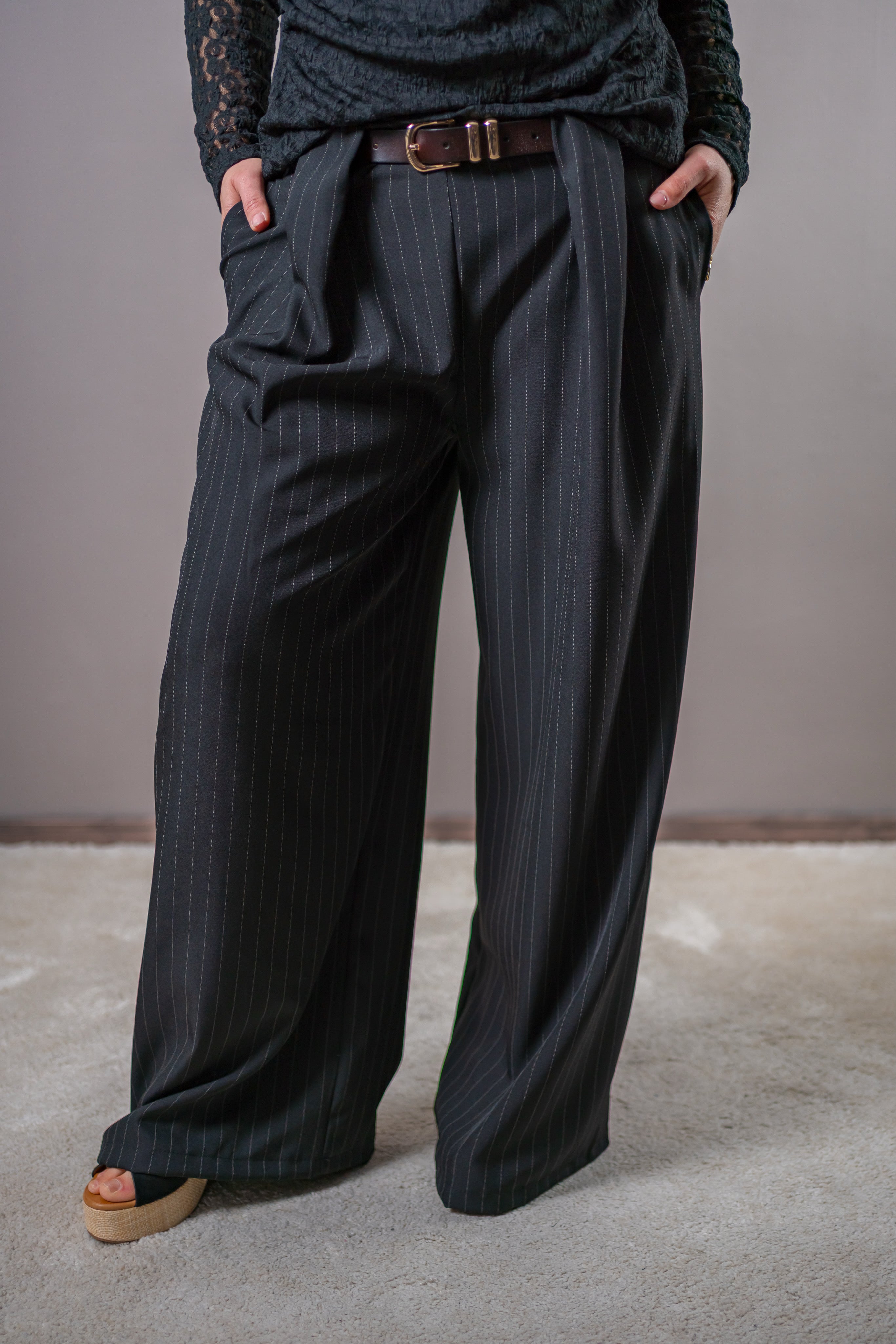Elegante Palazzo-Hose mit Gürtel und Nadelstreifen, schwarz