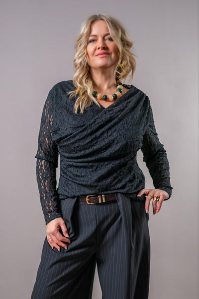 Langarmshirt mit Spitze und Wasserfallausschnitt, schwarz