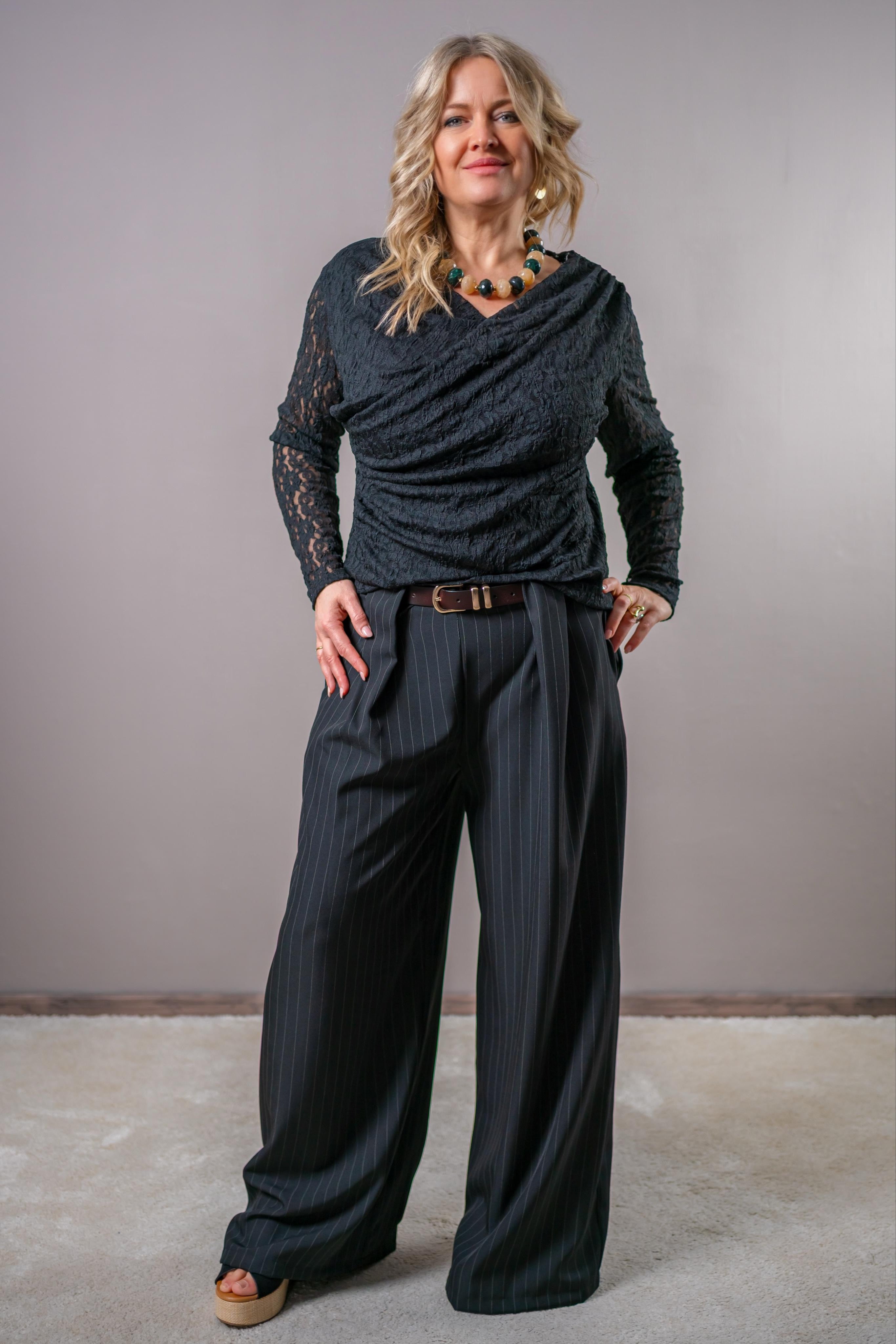 Langarmshirt mit Spitze und Wasserfallausschnitt, schwarz