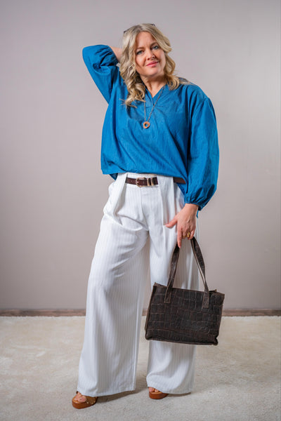 Elegante Palazzo-Hose mit Gürtel und Nadelstreifen, weiß