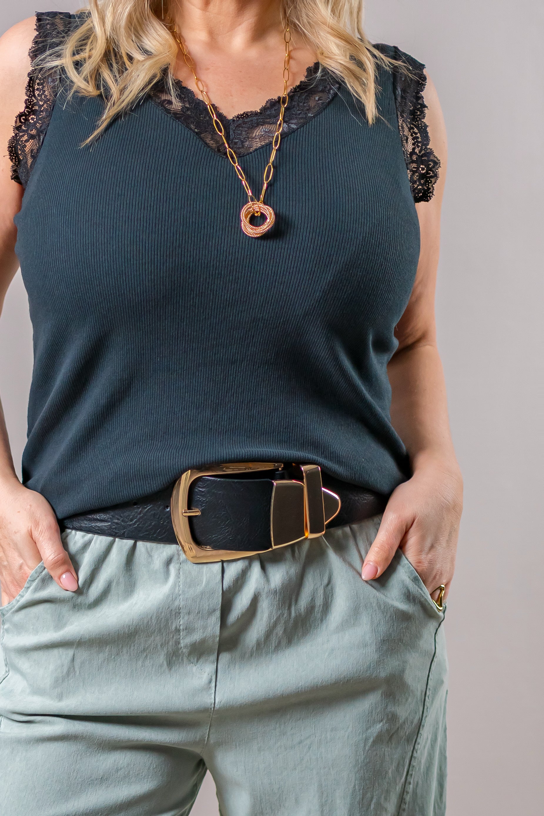 Top mit Spitzen-Ausschnitt, schwarz