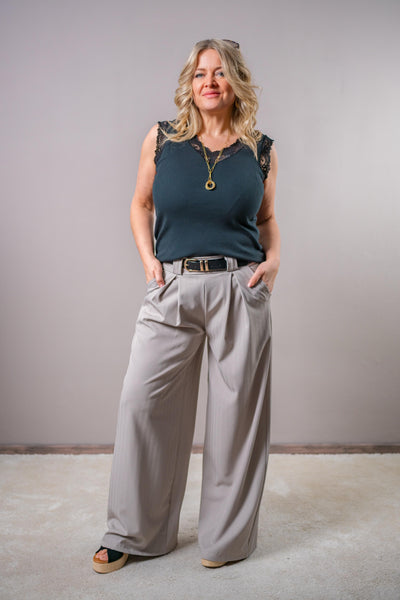 Top mit Spitzen-Ausschnitt, schwarz