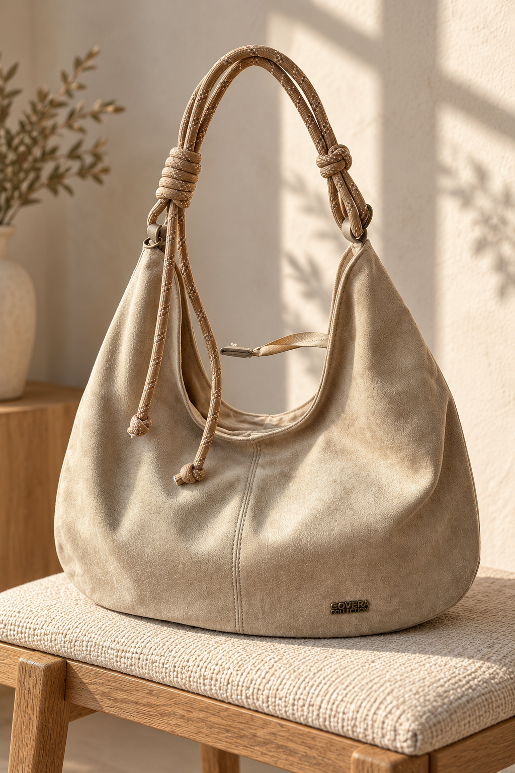 Hobo Bag in Velours-Optik mit Kordelträger, sandbeige