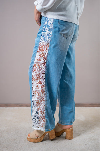 Jeans mit seitlichem Häkeleinsatz, hellblau