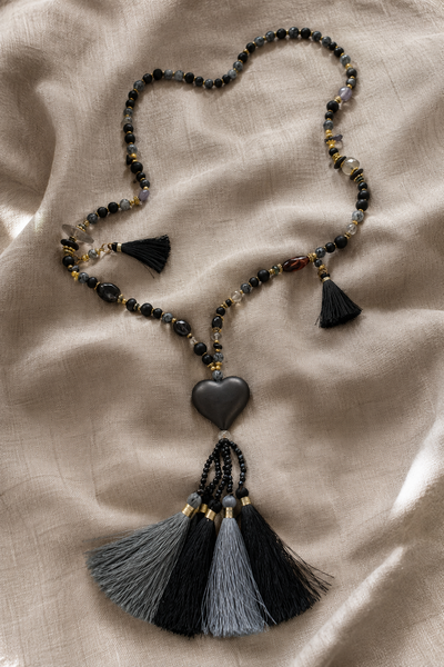 Boho-Statementkette 'Black Heart' - Perlen, Herz-Anhänger & Fransen-Quaste, schwarz/anthrazit