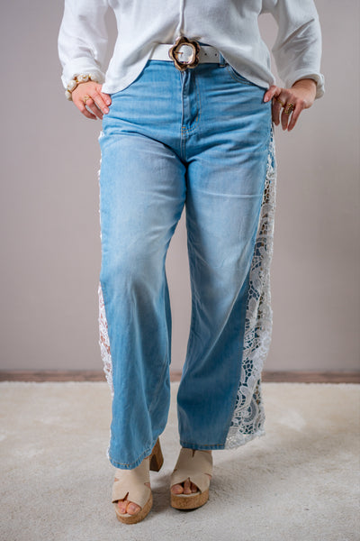 Jeans mit seitlichem Häkeleinsatz, hellblau