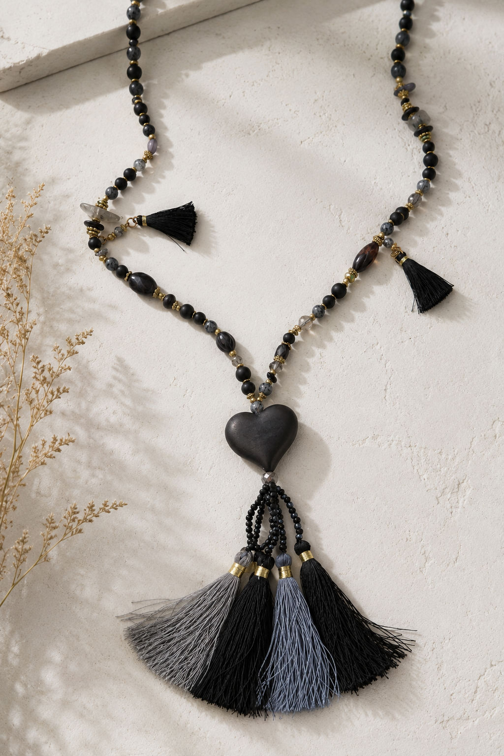 Boho-Statementkette 'Black Heart' - Perlen, Herz-Anhänger & Fransen-Quaste, schwarz/anthrazit