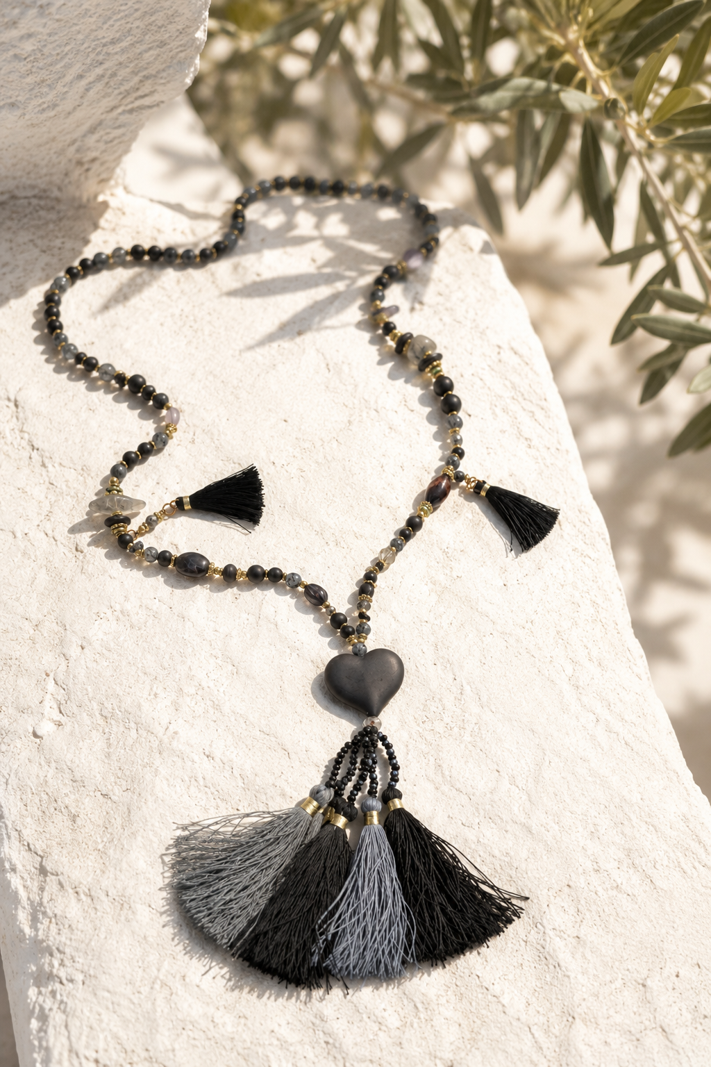 Boho-Statementkette 'Black Heart' - Perlen, Herz-Anhänger & Fransen-Quaste, schwarz/anthrazit