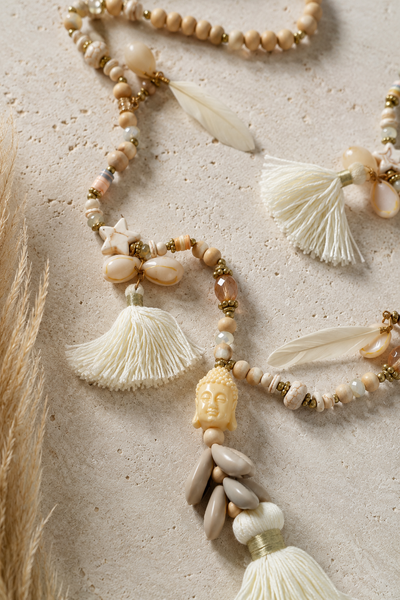 Boho-Statementkette mit Muscheln, Federn und Tasseln, creme/natur