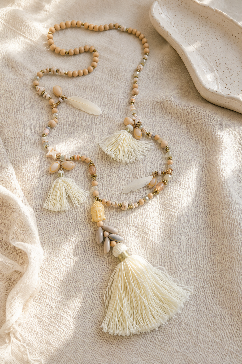 Boho-Statementkette mit Muscheln, Federn und Tasseln, creme/natur