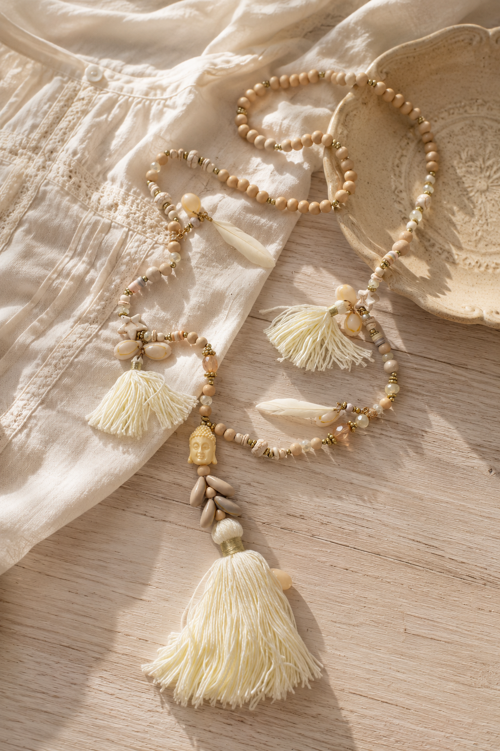 Boho-Statementkette mit Muscheln, Federn und Tasseln, creme/natur