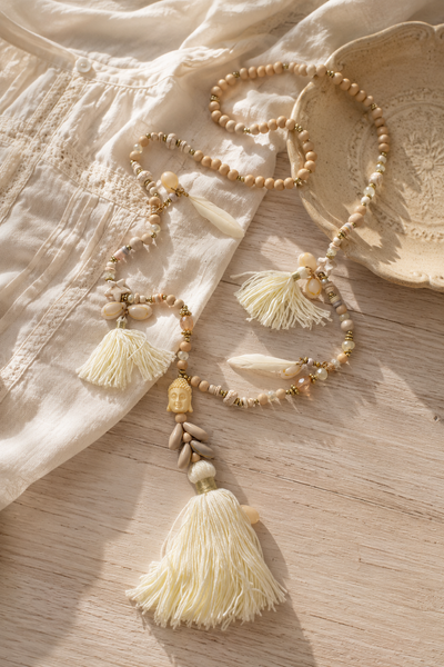 Boho-Statementkette mit Muscheln, Federn und Tasseln, creme/natur