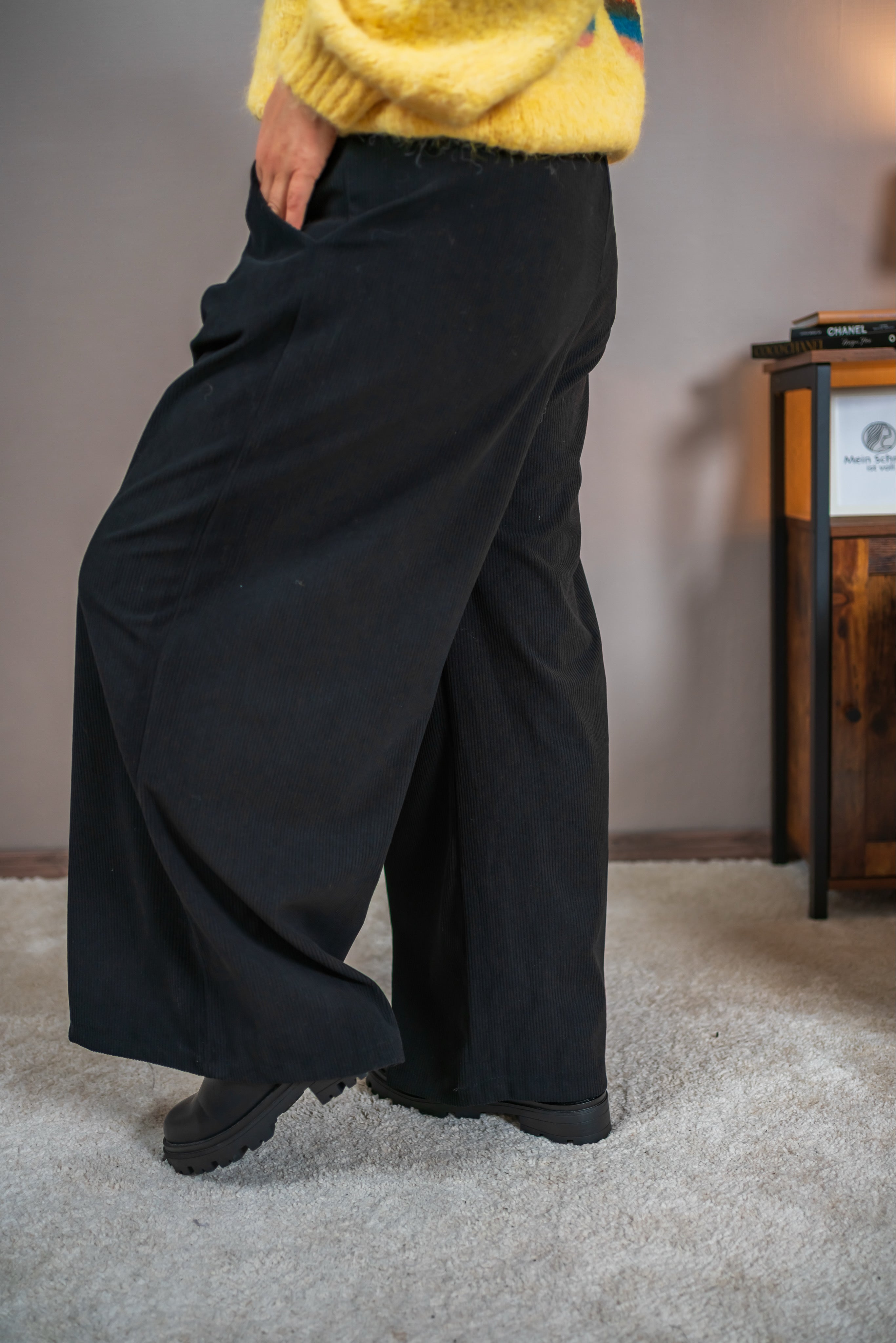 Marlenehose in Cordoptik mit Leo-Gürtel, schwarz