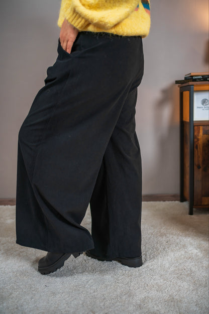 Marlenehose in Cordoptik mit Leo-Gürtel, schwarz