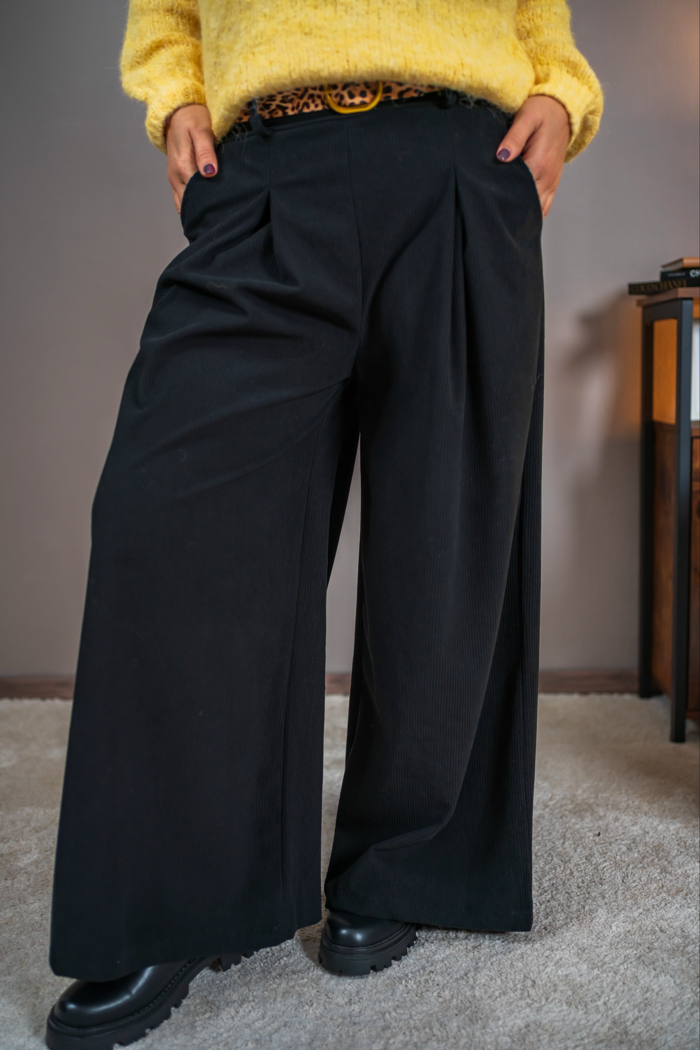 Marlenehose in Cordoptik mit Leo-Gürtel, schwarz