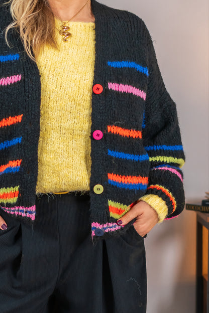 Strickjacke mit bunten Streifen und Knöpfen, schwarz
