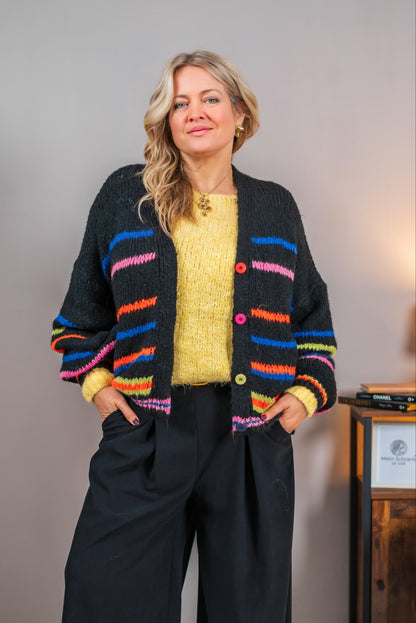 Strickjacke mit bunten Streifen und Knöpfen, schwarz