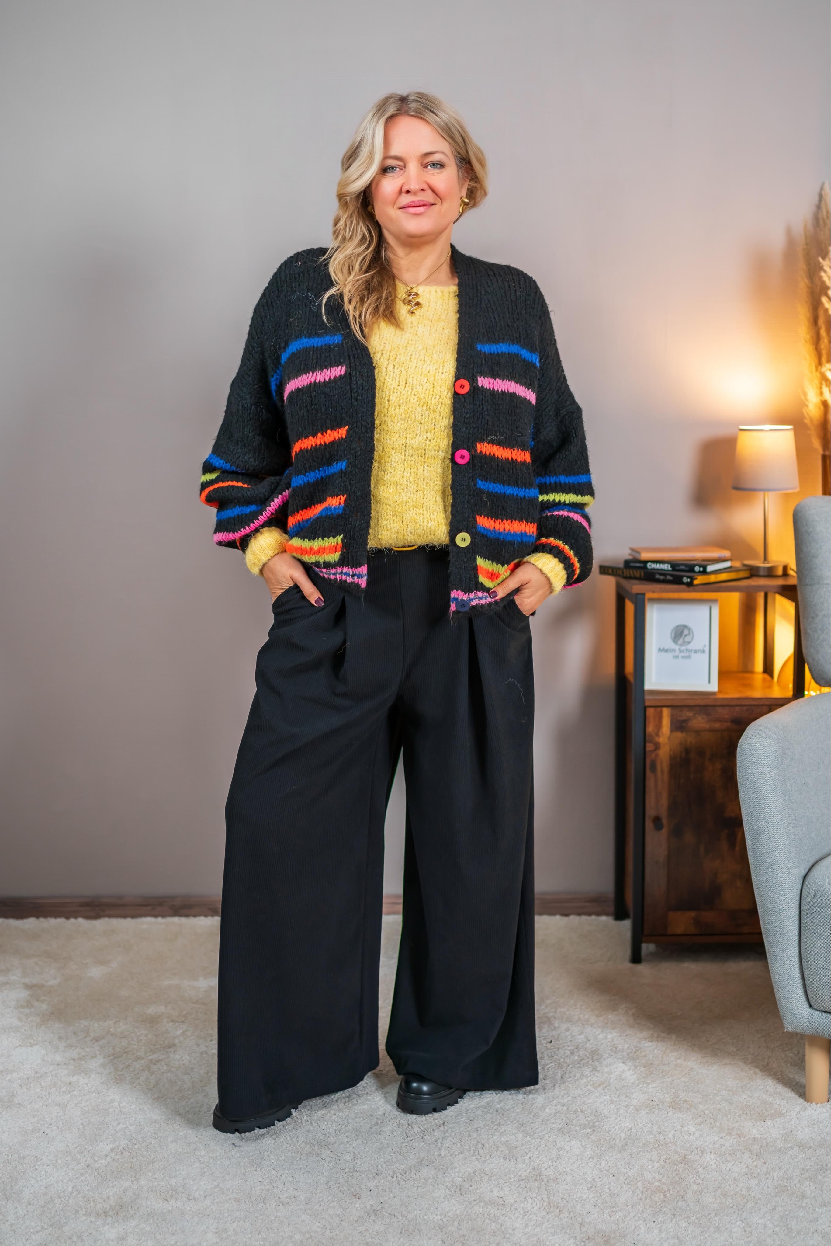 Strickjacke mit bunten Streifen und Knöpfen, schwarz