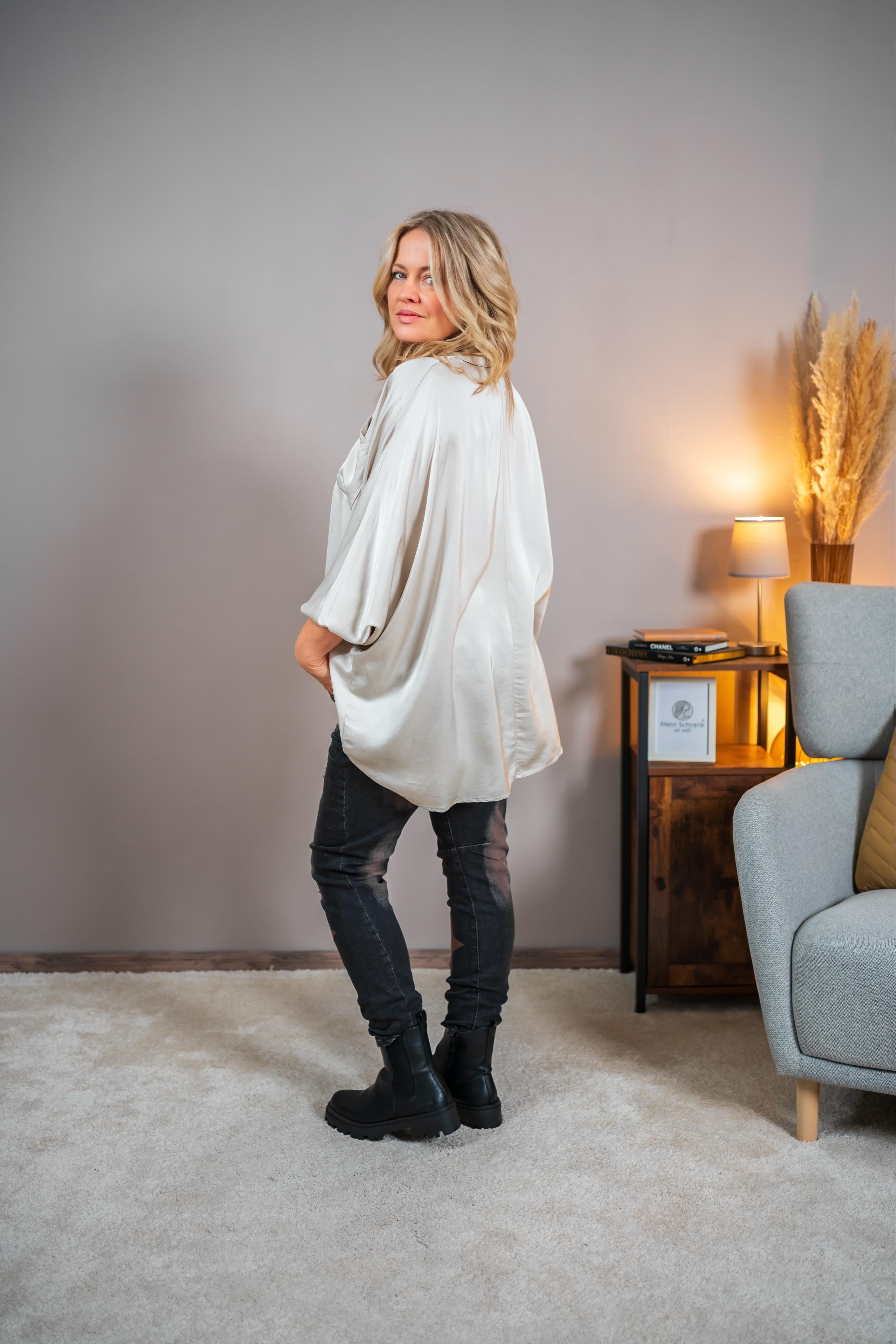 Bluse mit Kragen und Brusttasche, sandfarbig