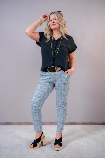 Kurzarm-Bluse mit Ton-in-Ton-Streifen, schwarz