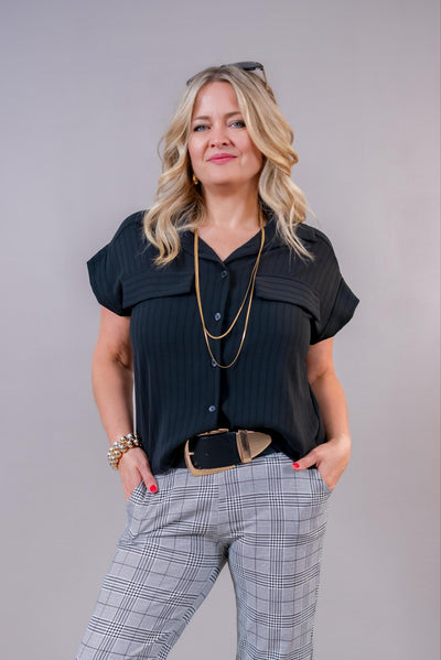 Kurzarm-Bluse mit Ton-in-Ton-Streifen, schwarz