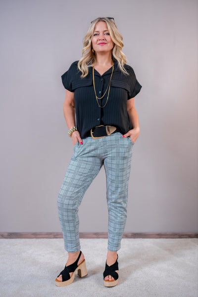 Kurzarm-Bluse mit Ton-in-Ton-Streifen, schwarz