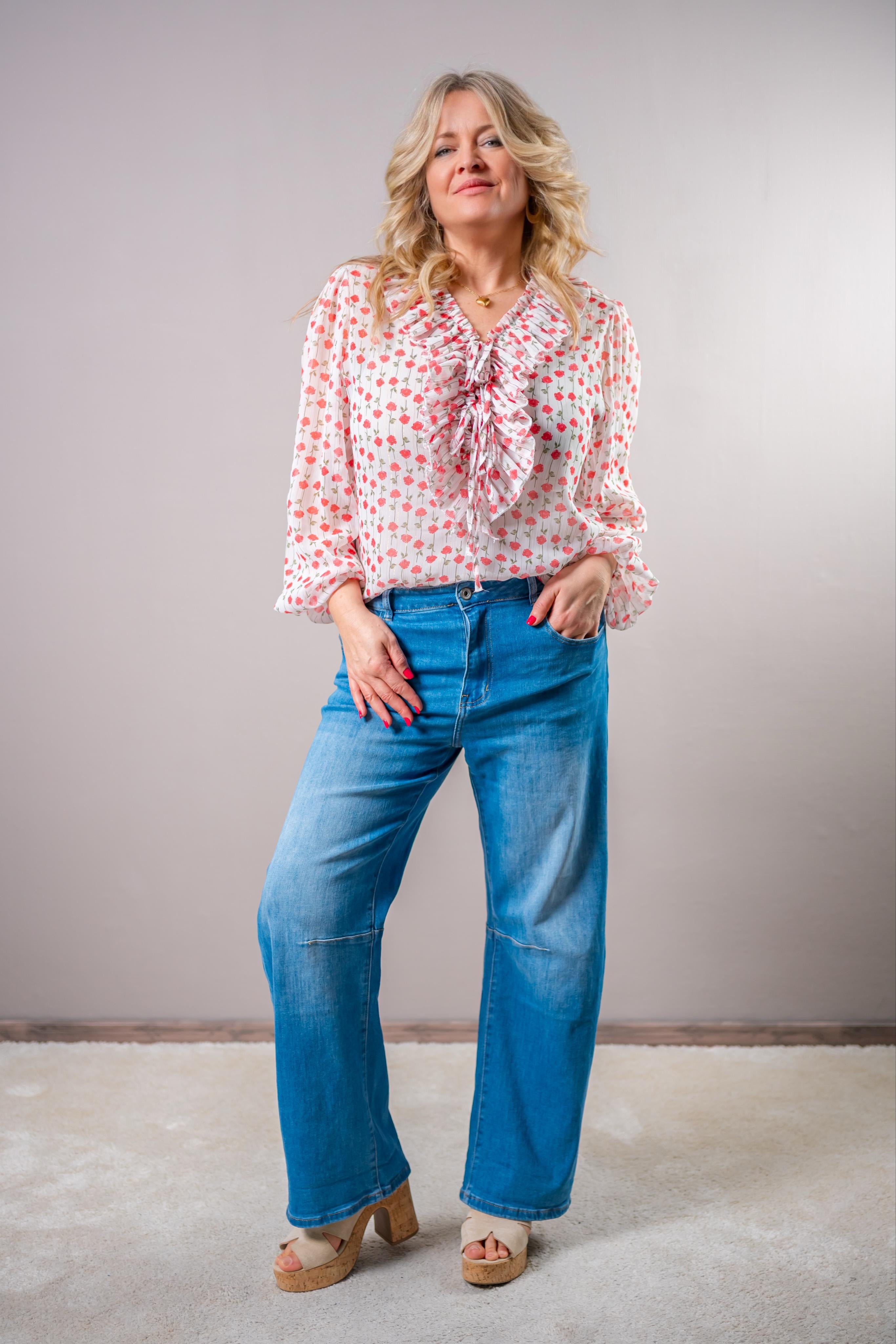 Romantische Bluse mit Blumenprint und Rüschenkragen