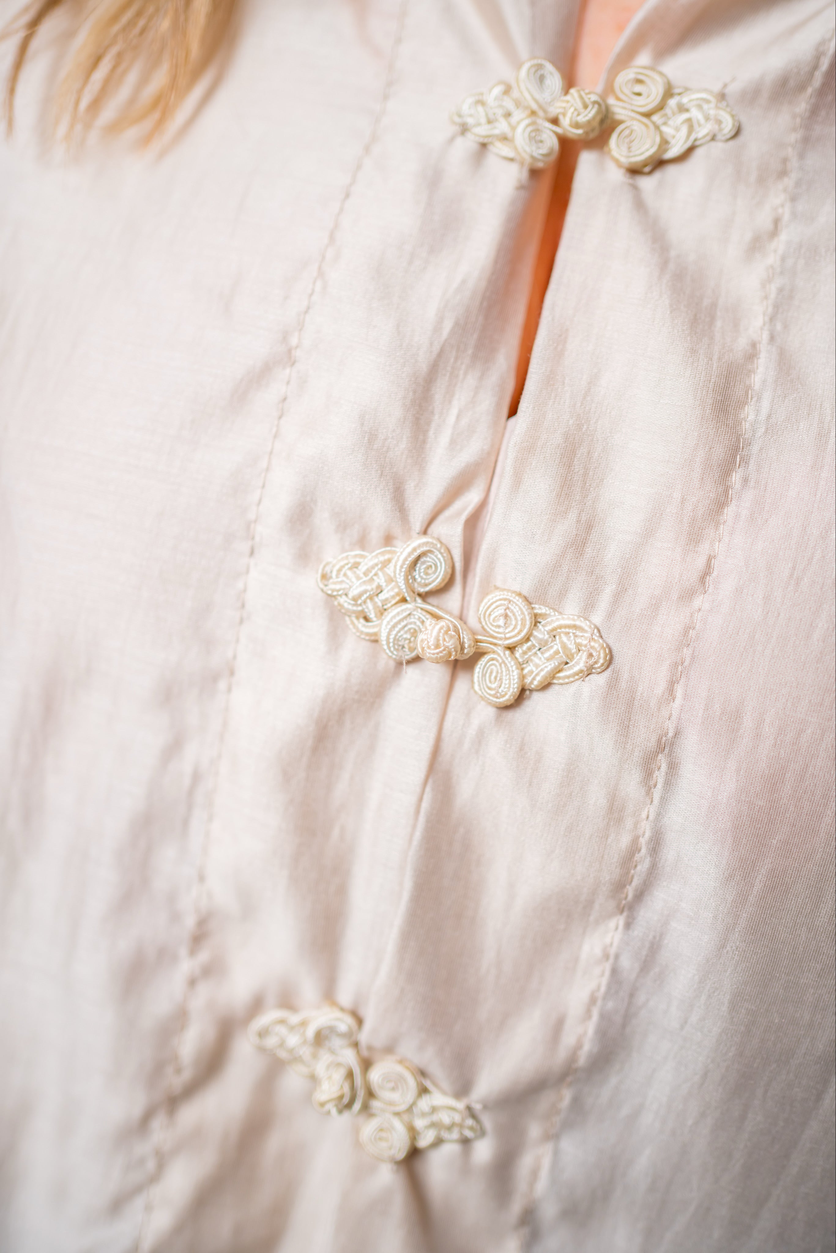 Bluse mit stylischem Verschluss, creme
