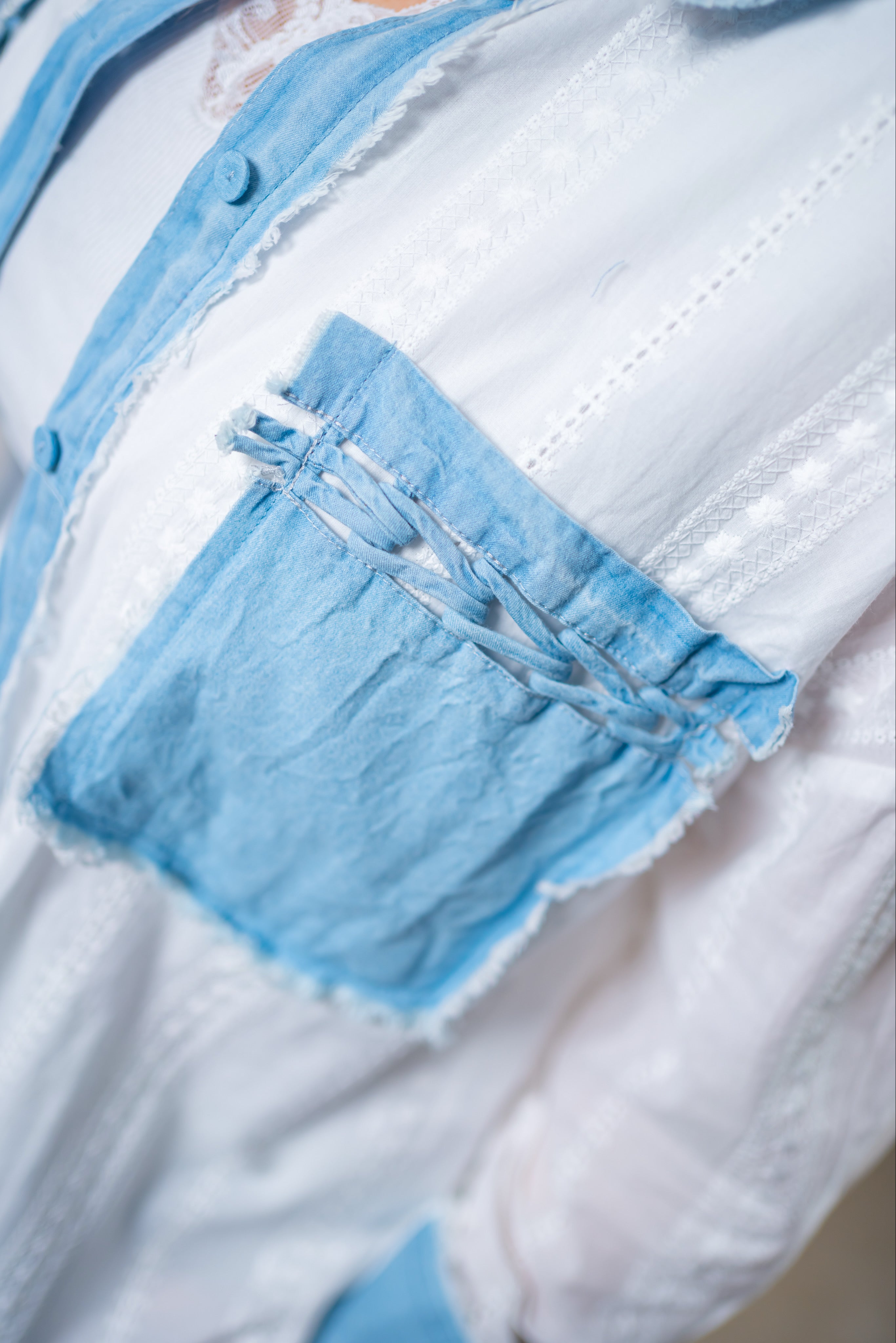 Stylische Bluse mit Fransenkragen und Denim-Einsatz