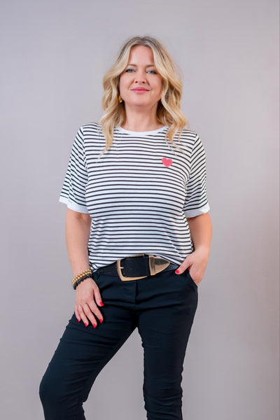 Gestreiftes Shirt mit Herz, schwarz-weiß/pink